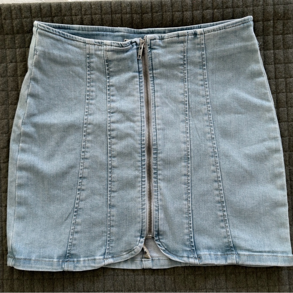Free People Mini Skirt with Front Zipper. Like brand new. Size 4